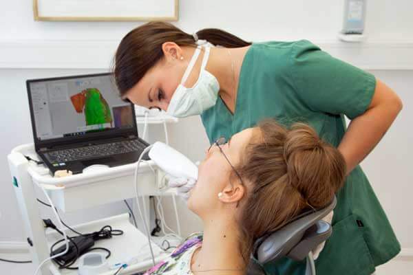 Rodbehandling pris hos dansktalende tandlæge i Tyskland